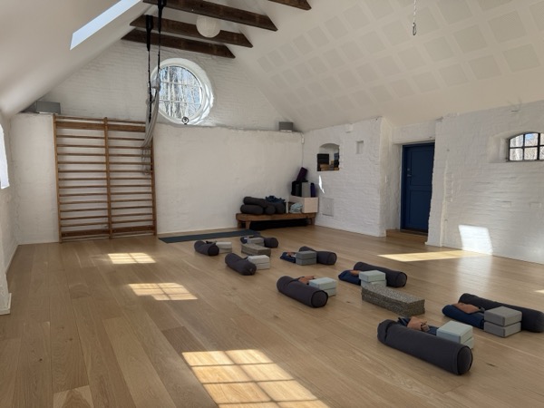 Yogastudio med lys