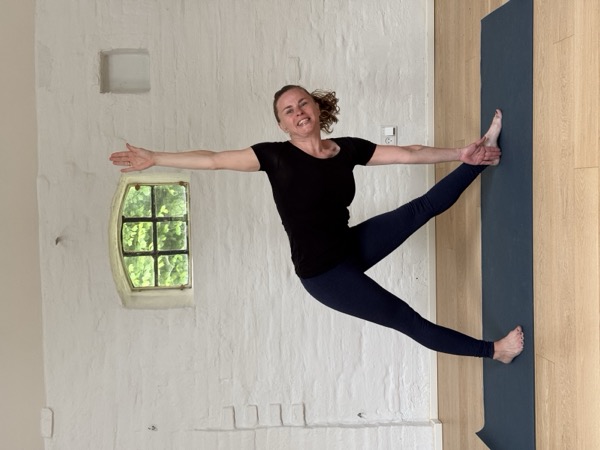 Susan i yoga-stilling